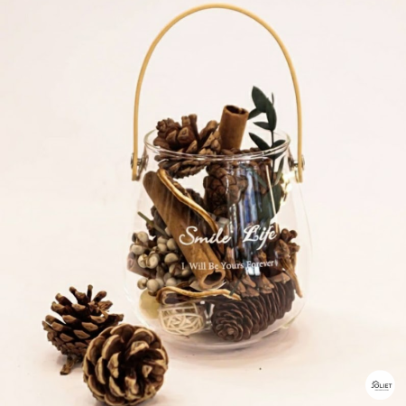 ديكور زجاجة مع ورد جاف