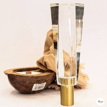 تحفة كرستال شكل هرمي مع قاعدة ذهبية